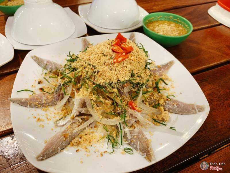Ăn gỏi cá trích Phú Quốc